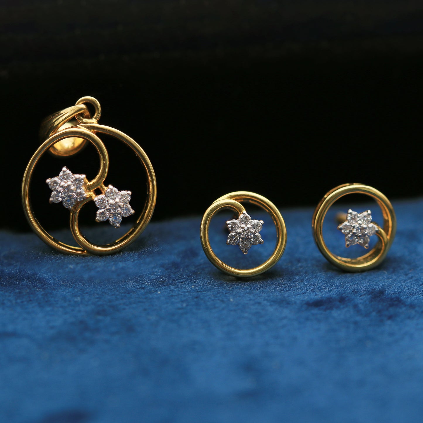 18KT 0.24 Ct. Natural Diamond Pendant And Earrings in Yellow Gold