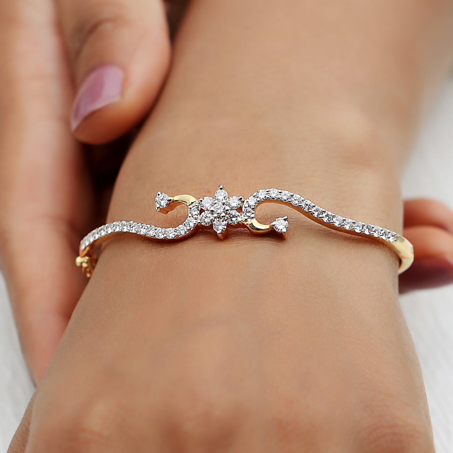 Natural 18KT Gold Diamond Bangle IGI Certified 1.59 Ct. For women's jewelry