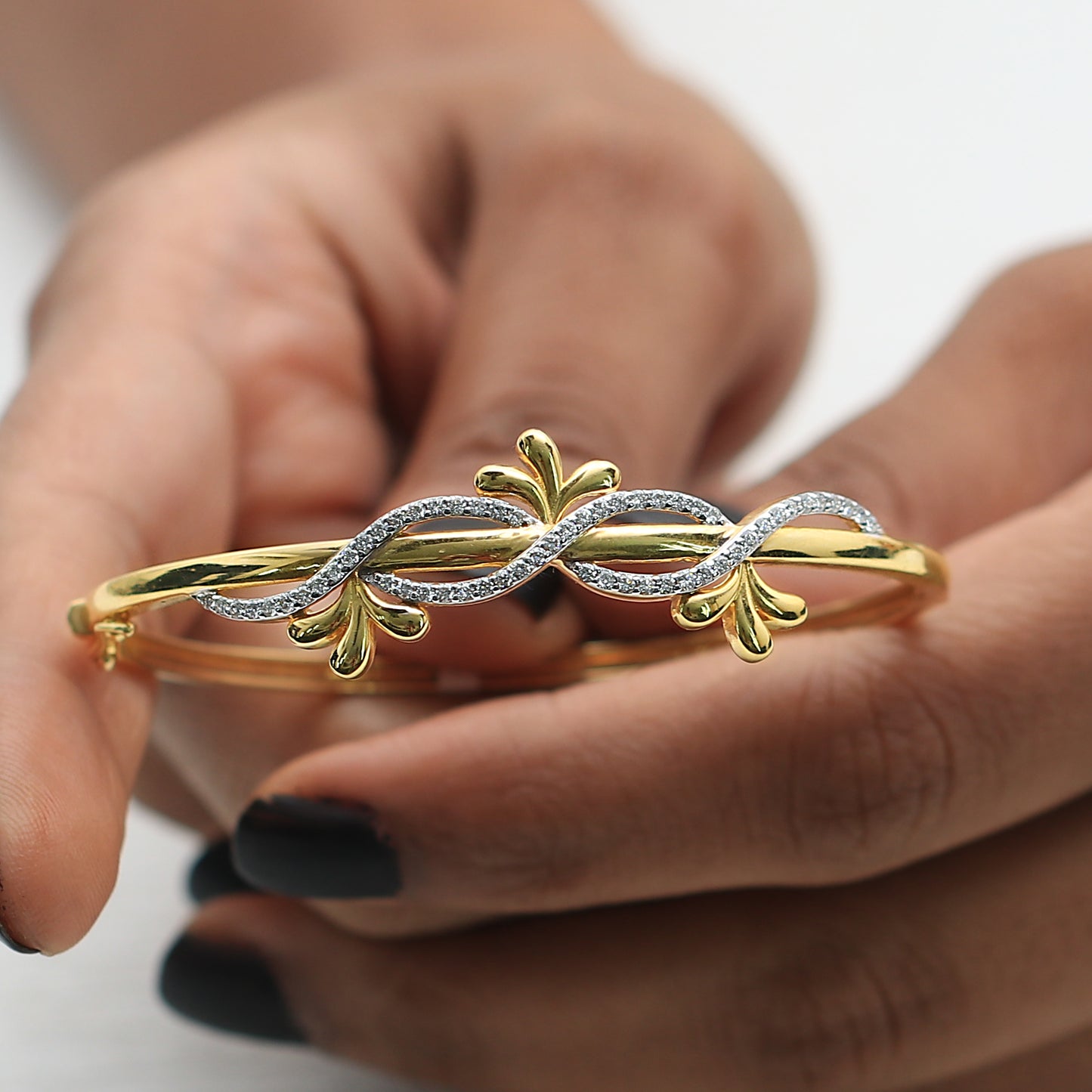 0.55ct Natural Diamond Infinity Leaf Bangle