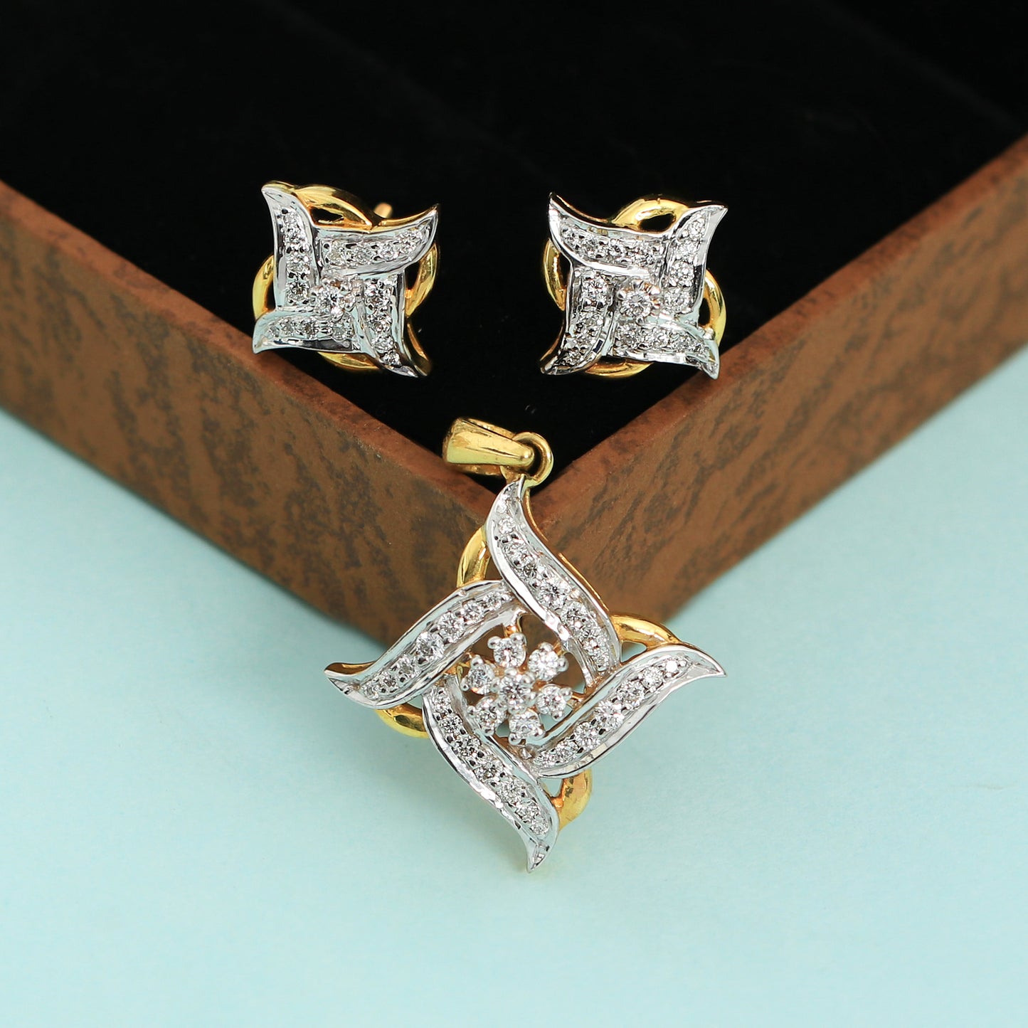 0.86 Ct. 18KT Yellow Gold Natural Diamond Jewelry Set, IGI Certified Quality