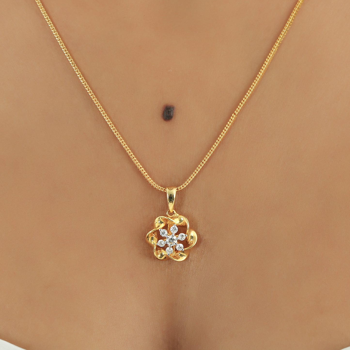 18K Gold Pendant with 0.29 Ct IGI Certified Natural Diamond for Women