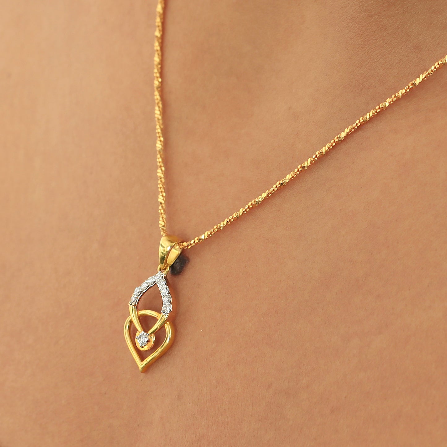 0.26 Ct IGI Certified Natural Diamond Necklace Pendant in 18K Gold for Women