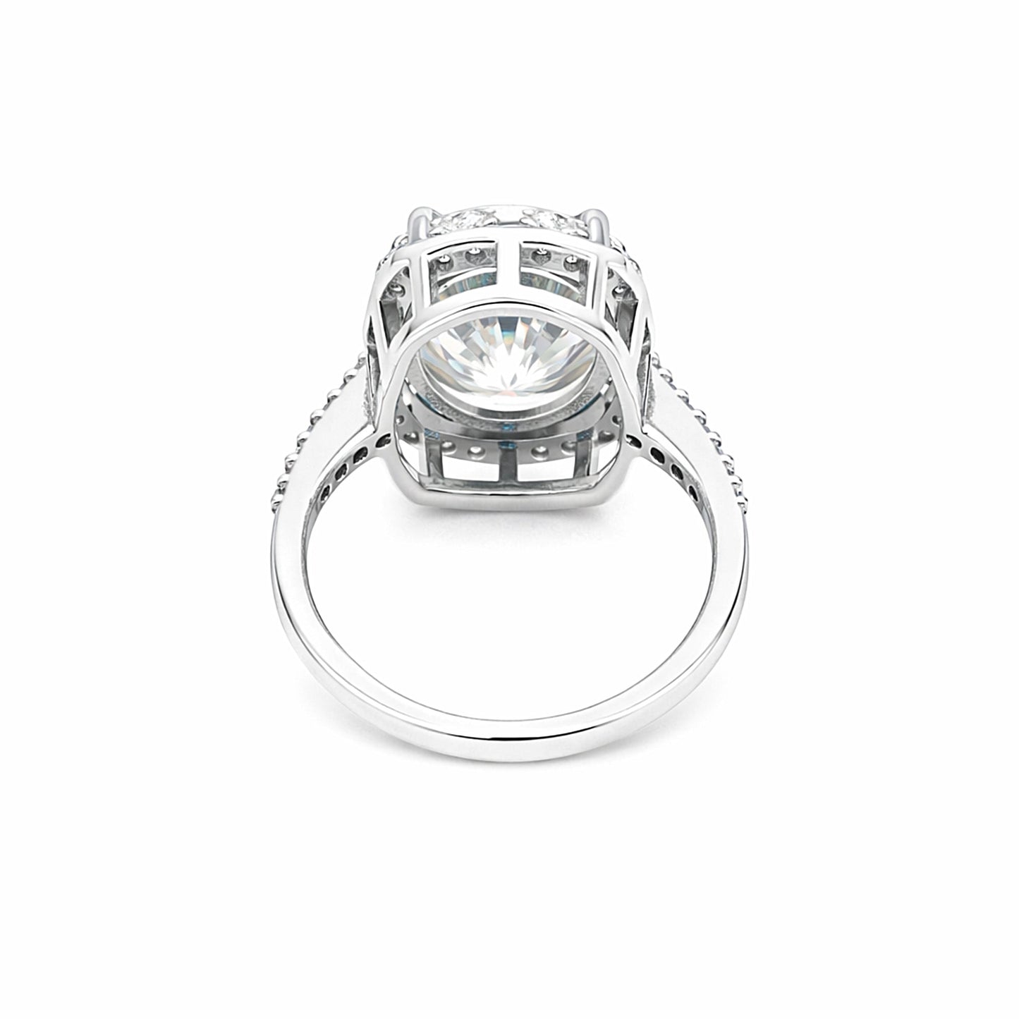 Close-up of round brilliant cut lab diamond, VS1 clarity grade, full sparkle