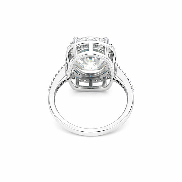 Close-up of round brilliant cut lab diamond, VS1 clarity grade, full sparkle