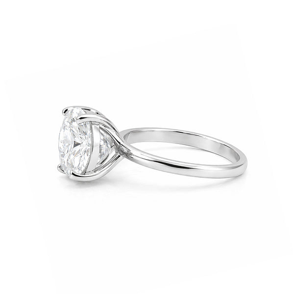 Close-up of 4 carat round brilliant lab diamond, VS1 clarity, full table view