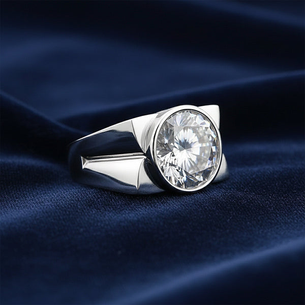 Top view of 4.5ct round brilliant lab diamond showing exceptional brilliance