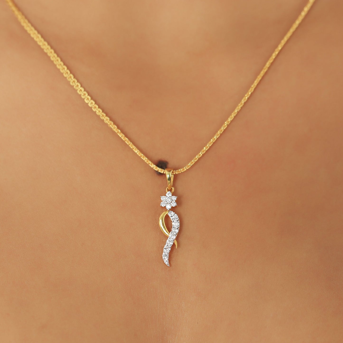 Elegant 18K Gold Pendant with 0.29 Ct IGI Certified Natural Diamond Jewelry - view 2