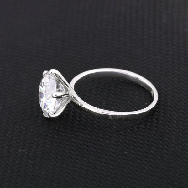 Close-up of round brilliant lab diamond, VS1 clarity grade, full crown view