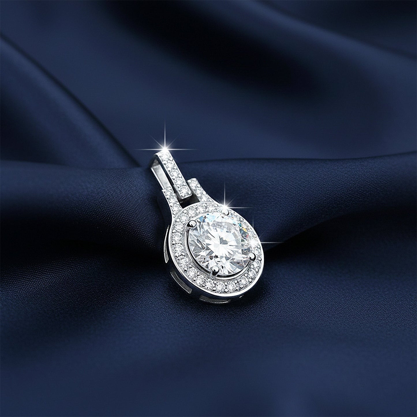 GEMHUB & CO. 2.50 Ct round cut lab grown diamond pendant with VS1 clarity in 18k gold vermeil, halo setting.