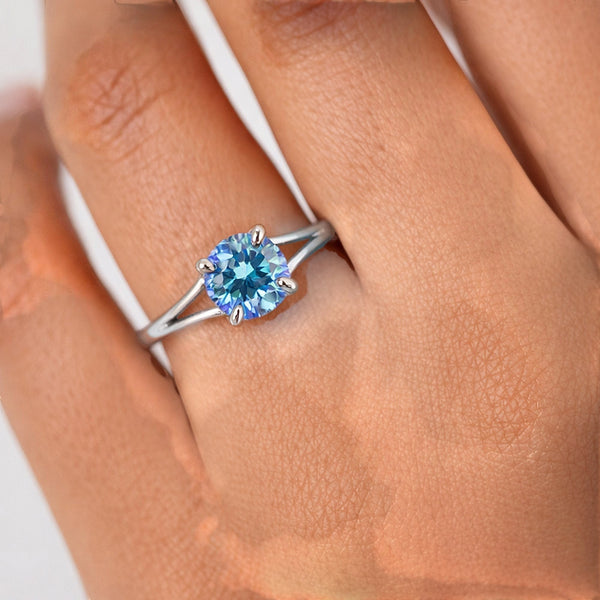 GEMHUB & CO. 2.50 Ct round cut blue lab-grown diamond ring with VS1 clarity set in 18k gold vermeil.