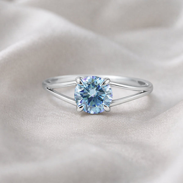 GEMHUB & CO. 2.50 Ct round cut blue lab-grown diamond ring with VS1 clarity in 18k gold vermeil.