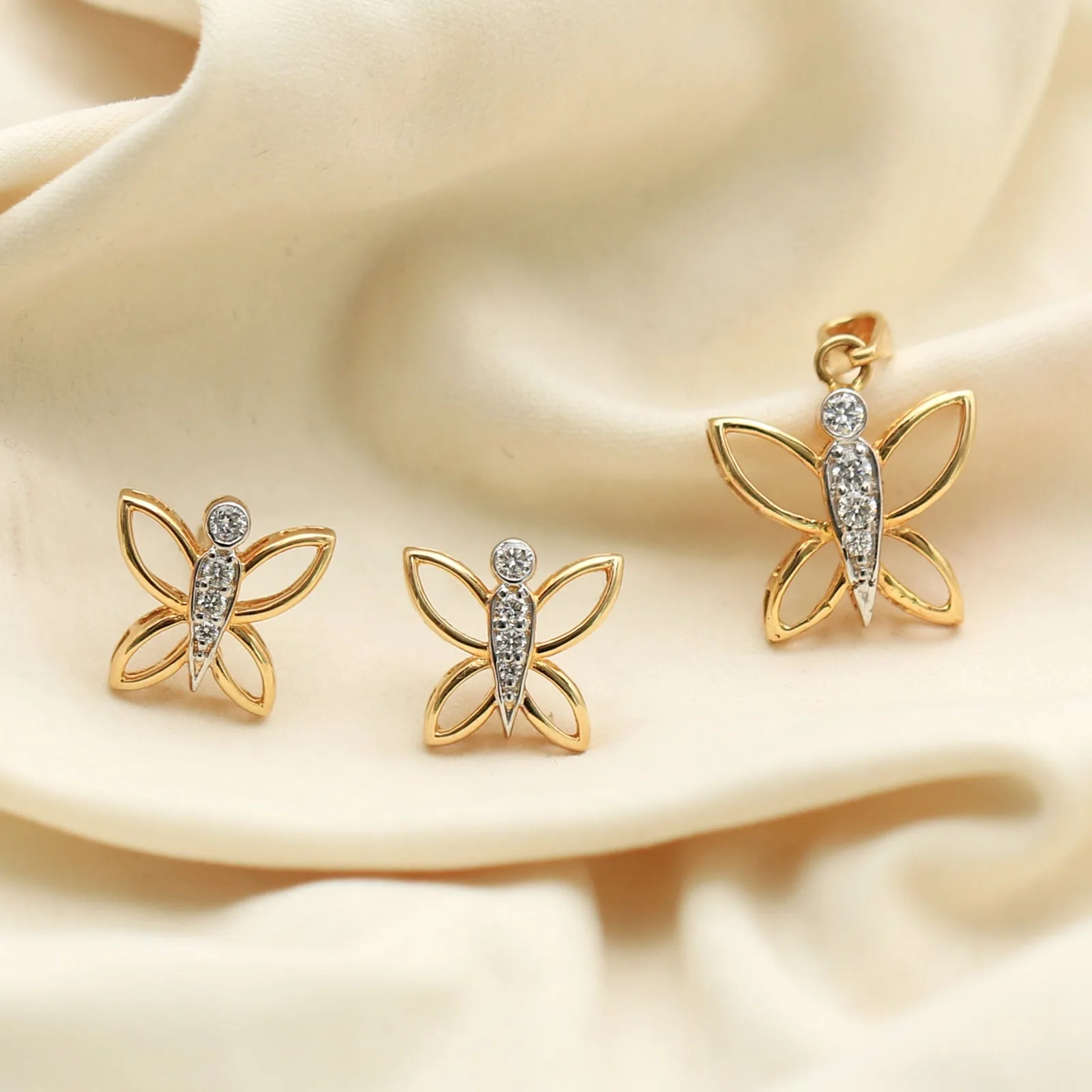 18KT Yellow Gold 0.26 Ct Butterfly Design Natural Diamond Pendant And Earrings - view 2