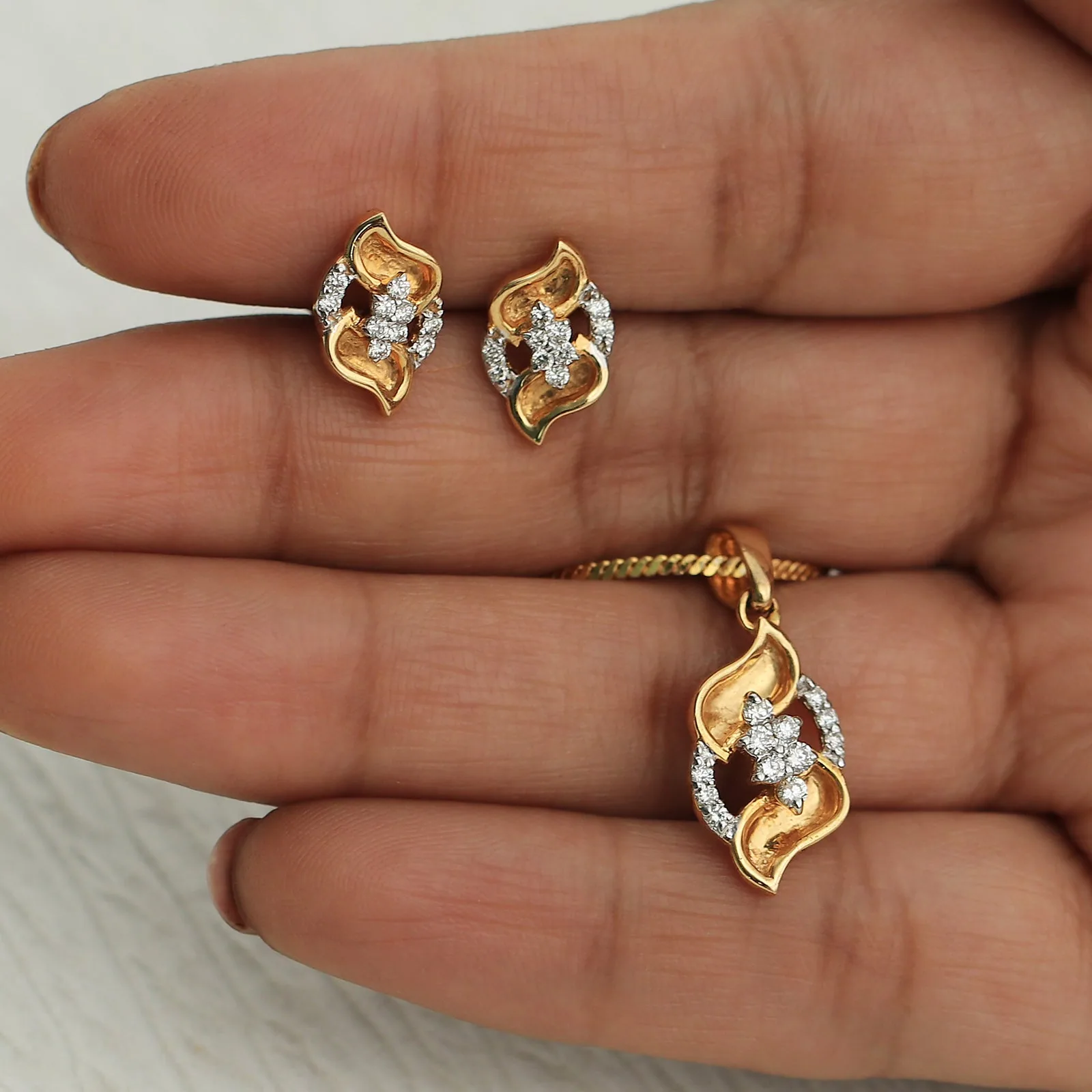 0.38 Ct Natural Diamond Pendant And Earrings Set 18KT Yellow Gold IGI Certified - view 2
