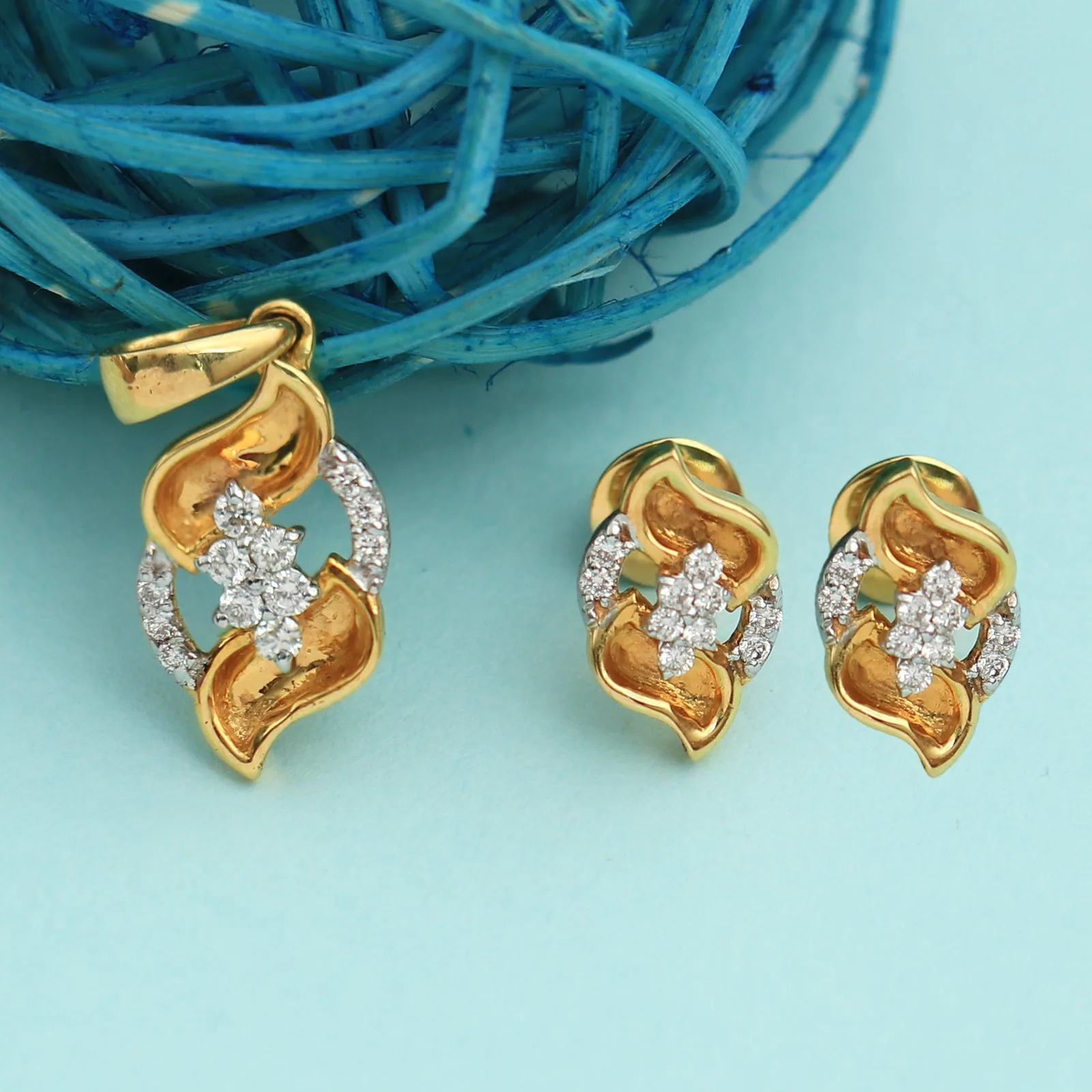 0.38 Ct Natural Diamond Pendant And Earrings Set 18KT Yellow Gold IGI Certified - view 5