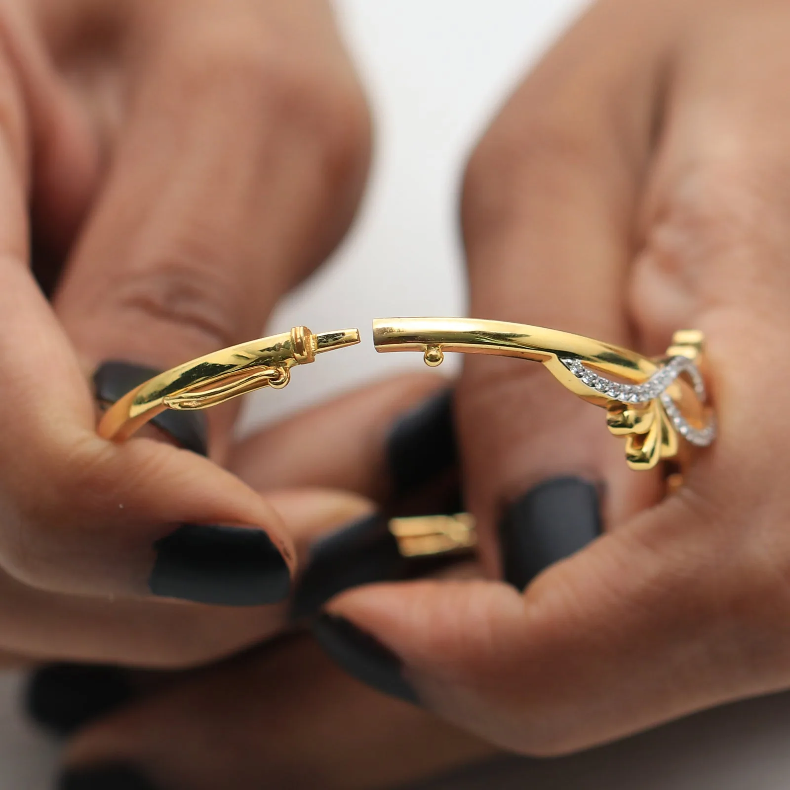 0.55ct Natural Diamond Infinity Leaf Bangle - view 4