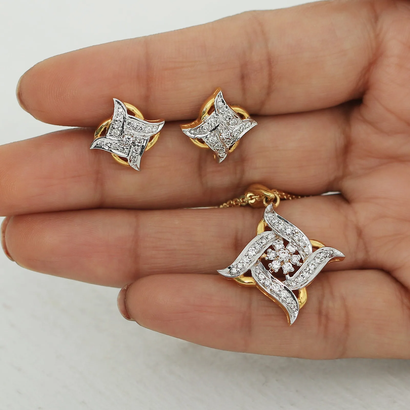 0.86 Ct. 18KT Yellow Gold Natural Diamond Jewelry Set, IGI Certified Quality - view 2