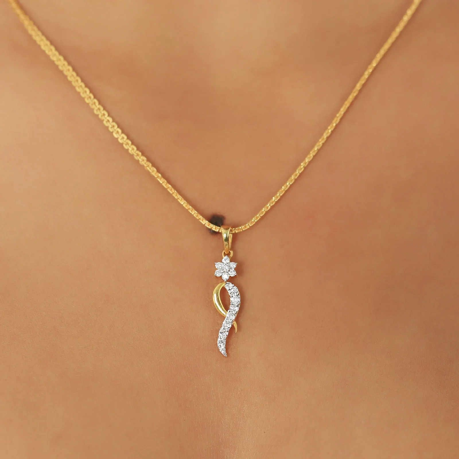 Elegant 18K Gold Vermeil Pendant with 0.29 Ct IGI Certified Natural Diamond Jewelry - view 2