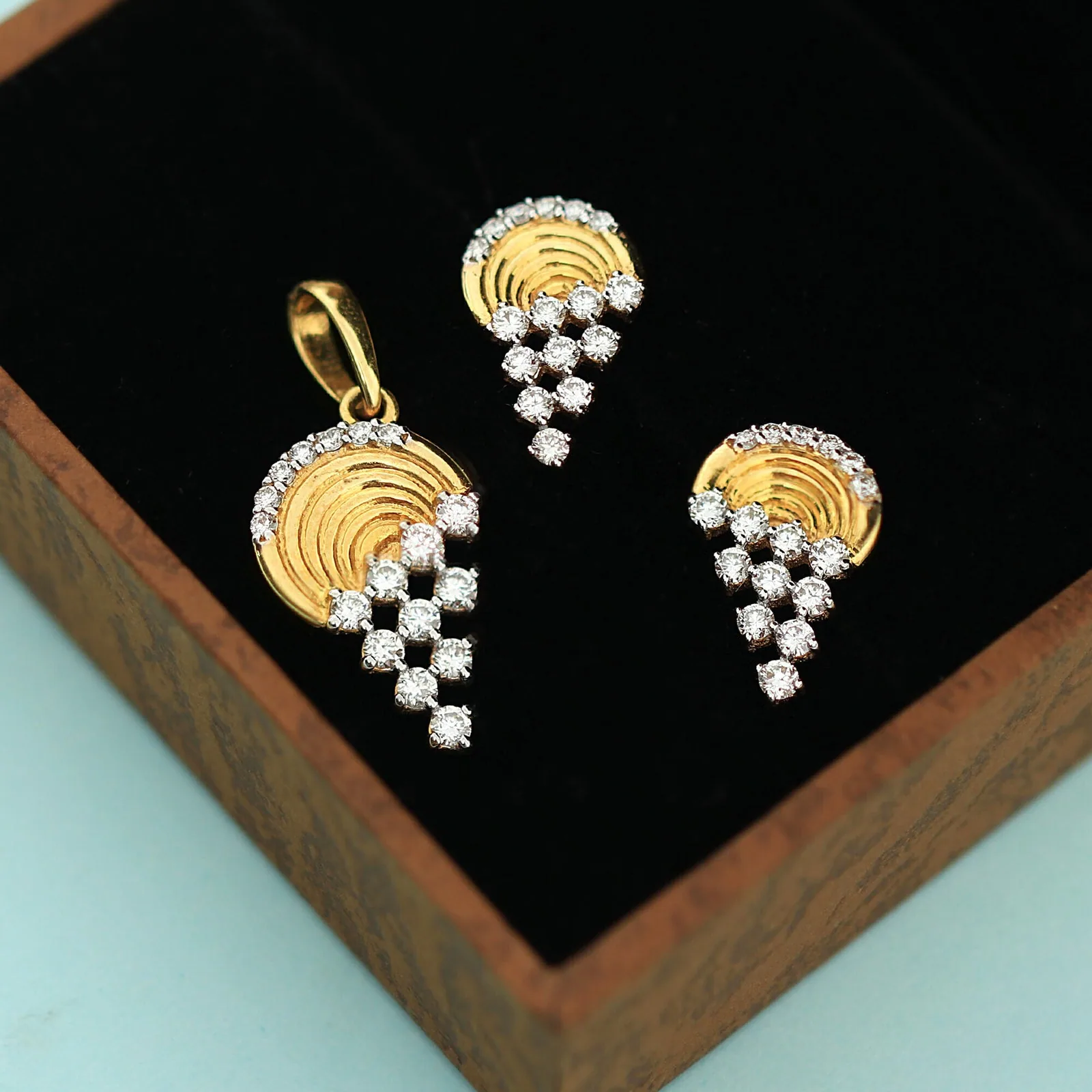 Diamond Pendant And Earrings Set in 18KT Yellow Gold, 0.93 Ct. IGI Certified - view 2